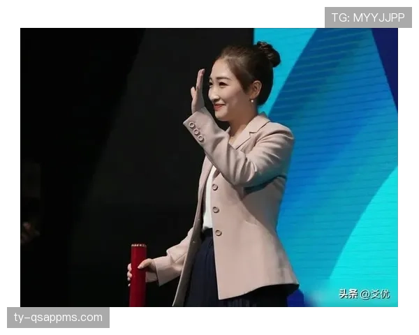 刘诗雯在家蹲沙发像隔壁姑娘，翻包那一瞬间我的钱包仿佛被羞辱了